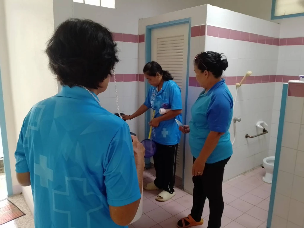 อสม. เขตเทศบาลคลองไผ่มาสำรวจลูกน้ำยุงลาย ใส่ทรายอะเบท และมอบทรายอะเบทให้ศูนย์พัฒนาเด็กเล็กเทศบาลตำบลคลองไผ่